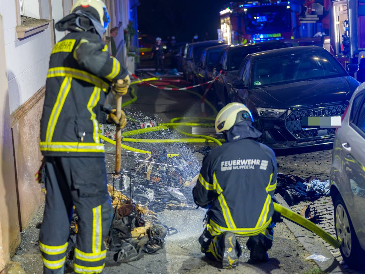 Drei Menschen über die Drehleiter gerettet