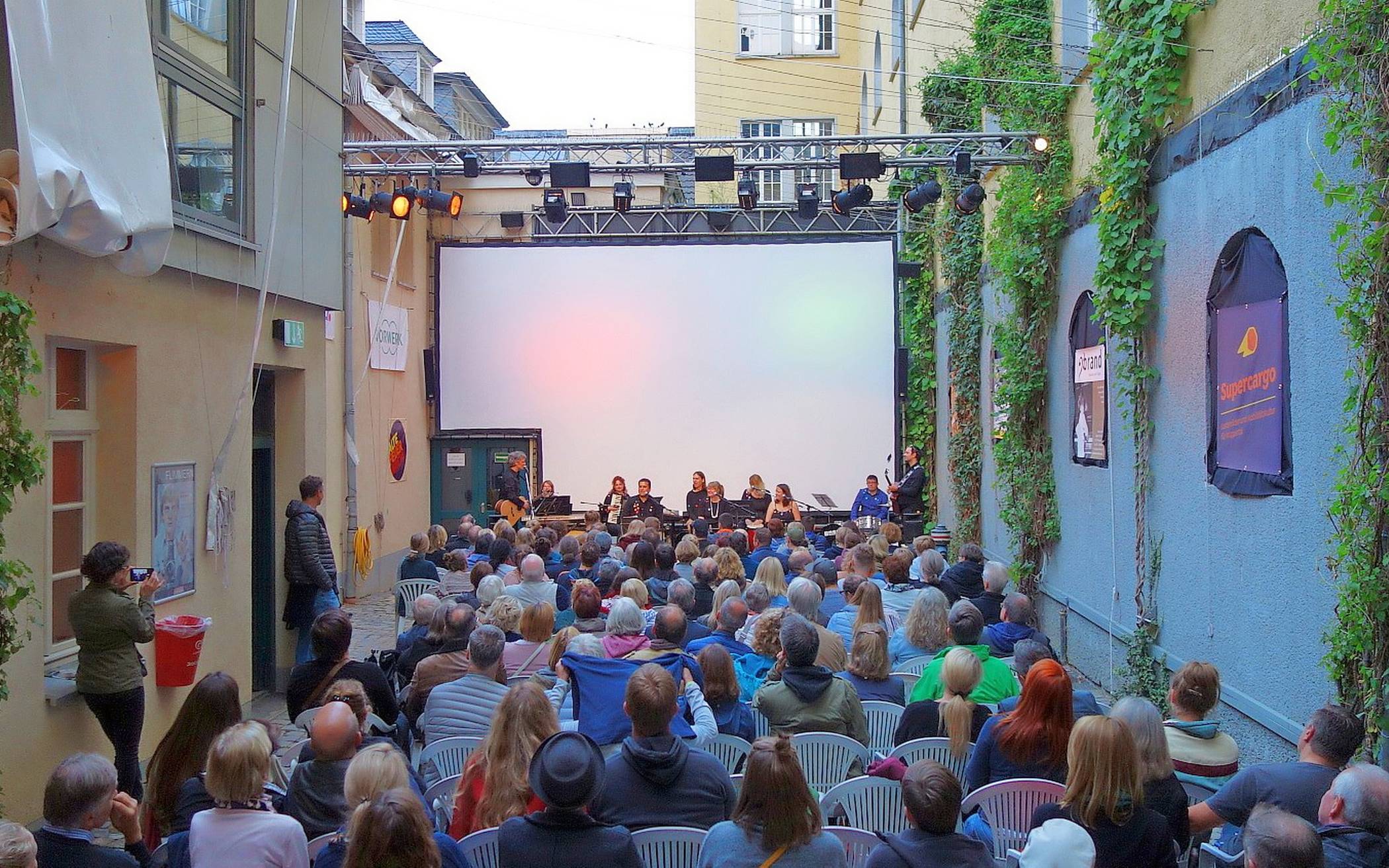 Ein „Talflimmern“-Blick in den Innenhof der