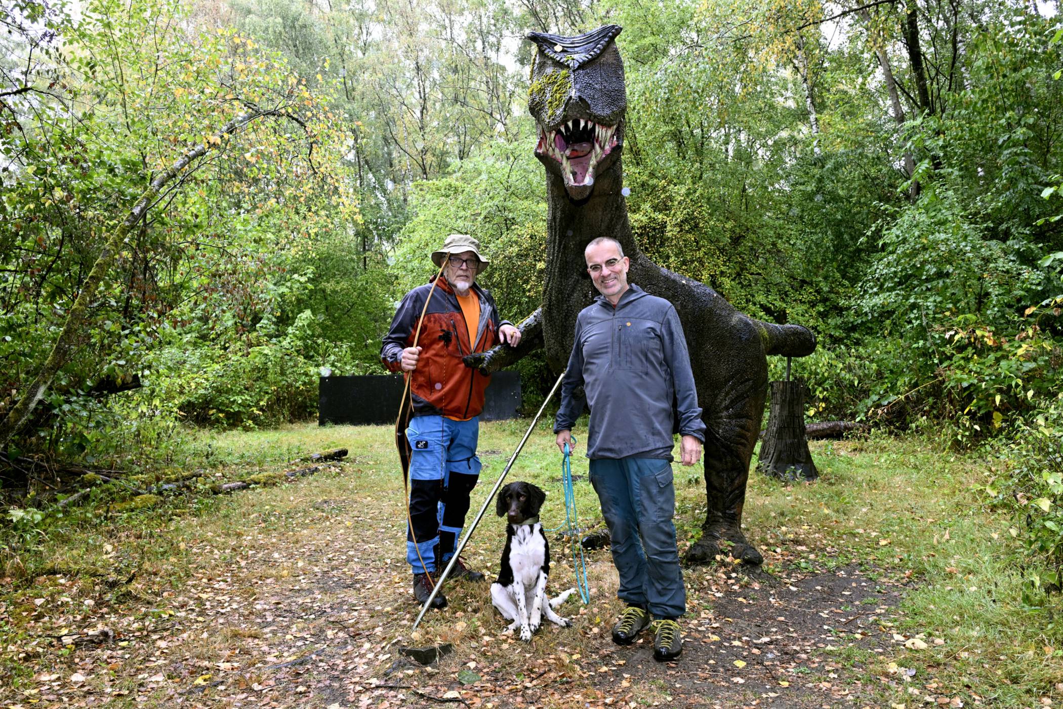JBC-Vorstandssprecher Martin Berger (rechts) und Parcourswart Daniel Röver mit einem der beliebtesten Ziele – dem Dino.  