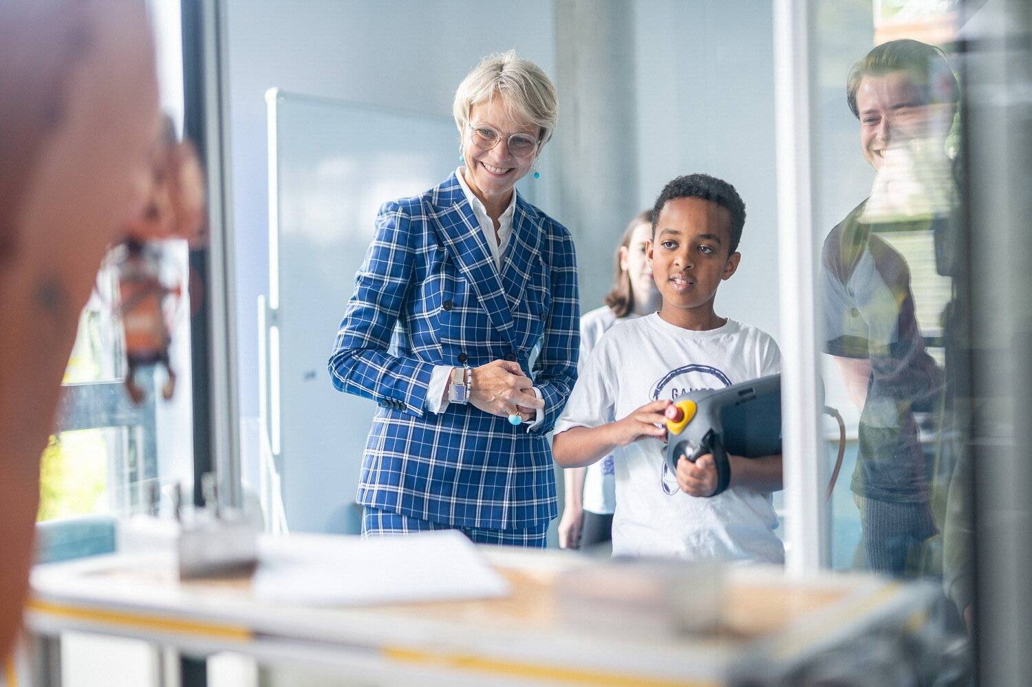 Schulministerin Dorothee Feller im Juli 2024 bei einem Besuch in der Wuppertaler Junior Uni.