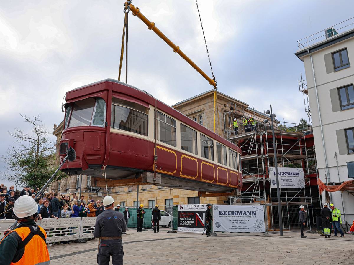 Bilder und Video: Schwebebahn „landet“ im Wuppertaler Hauptbahnhof
