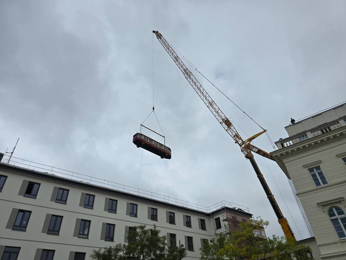 Historische Schwebebahn „fliegt“ in den Hbf