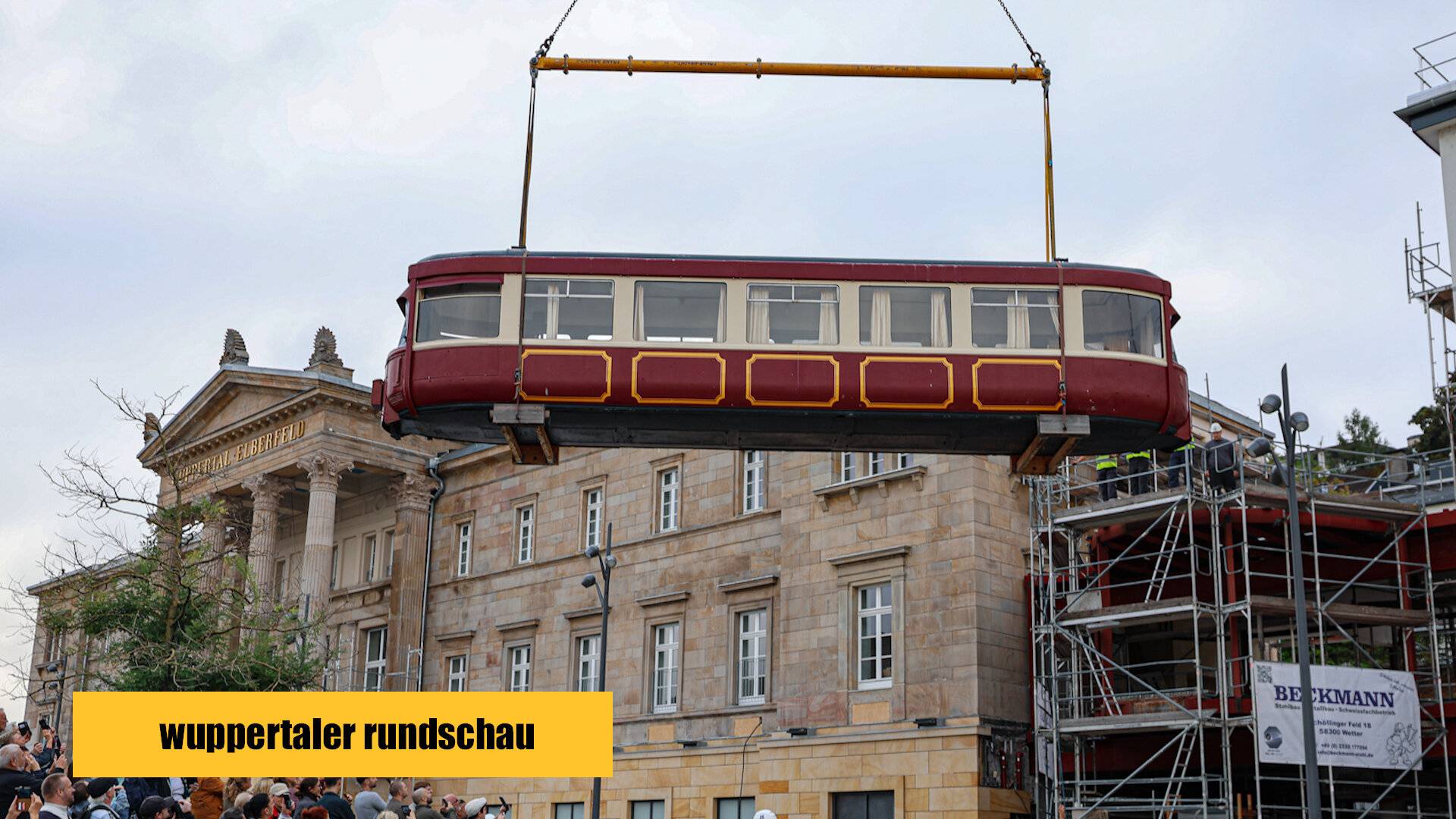 Ein 450-Tonnen-Kran hob die Schwebebahn an die richtige Stelle.