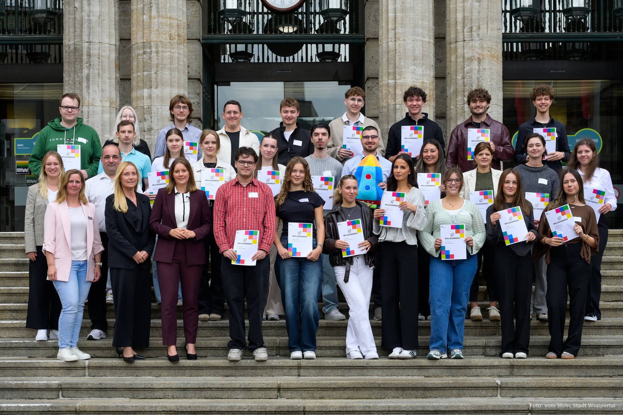 Das Gruppenbild auf der Rathaustreppe.