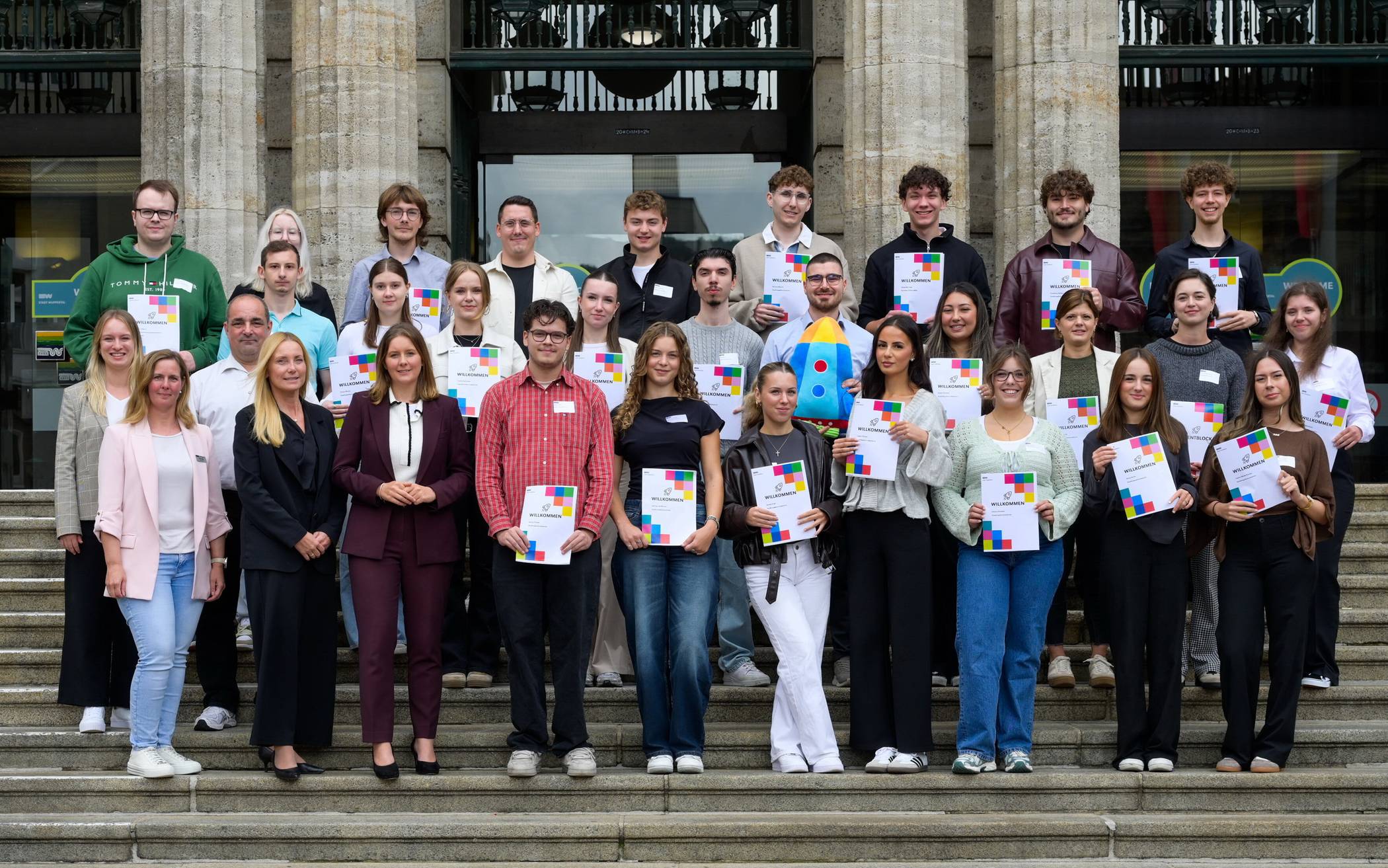 Das Gruppenbild auf der Rathaustreppe.