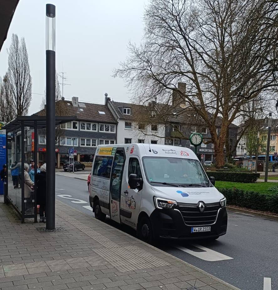 Der Bürgerbus am Ronsdorfer Markt.