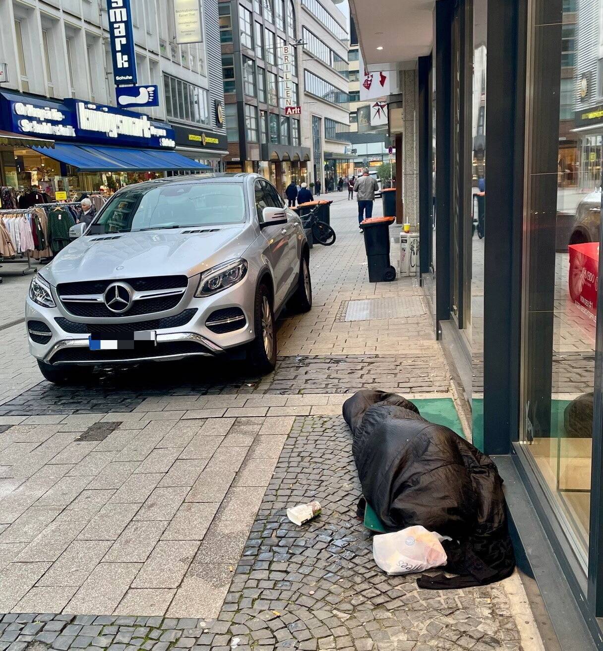  Obdachloser in einem Schlafsack in Elberfeld. 
