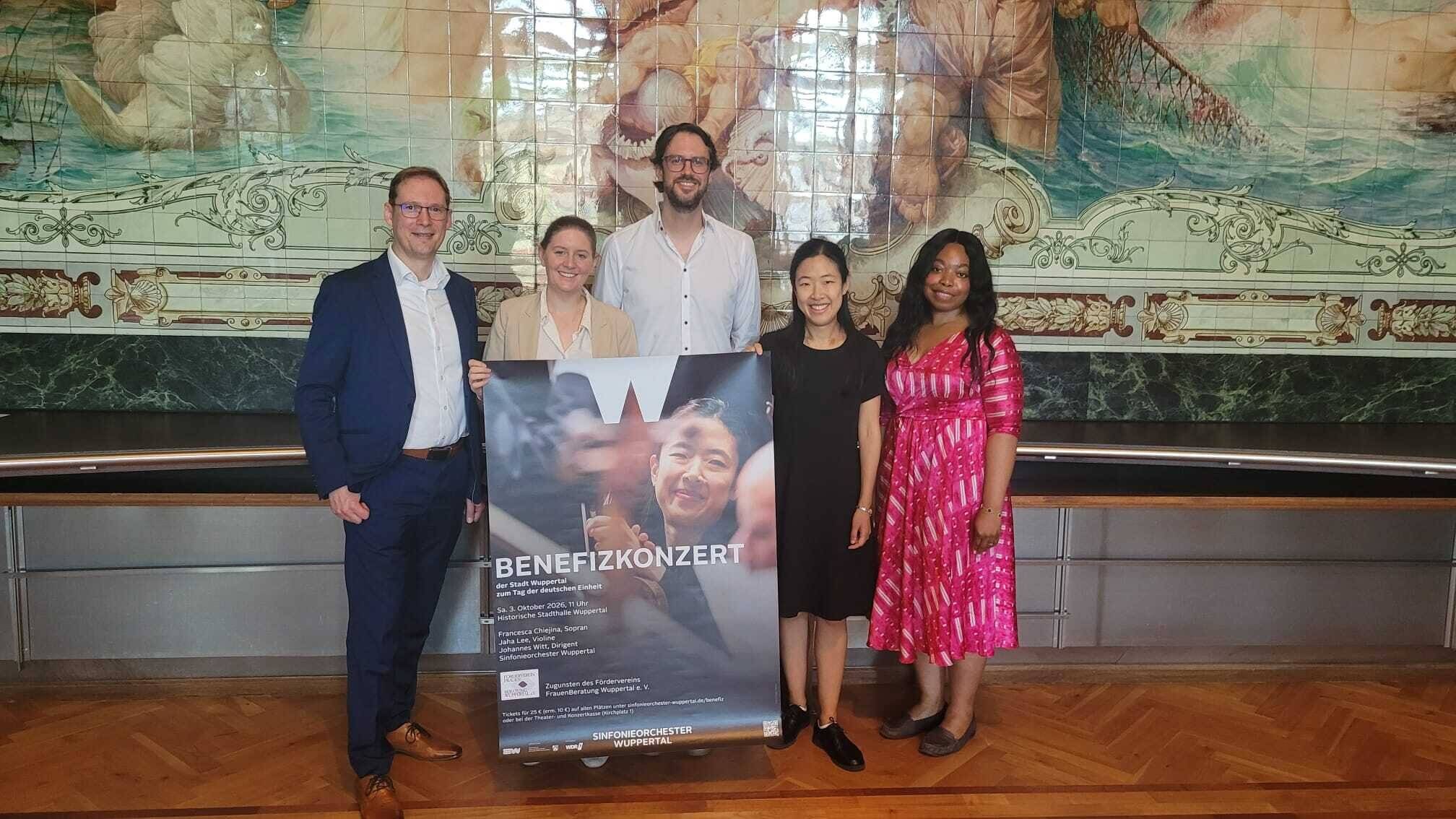  Von li.: Orchesterdirektor Raimund Kunze, OB Miriam Scherff, Dirigent Johannes Witt, Geigerin Jaha Lee und Gesangssolistin Francesca Chiejina. 