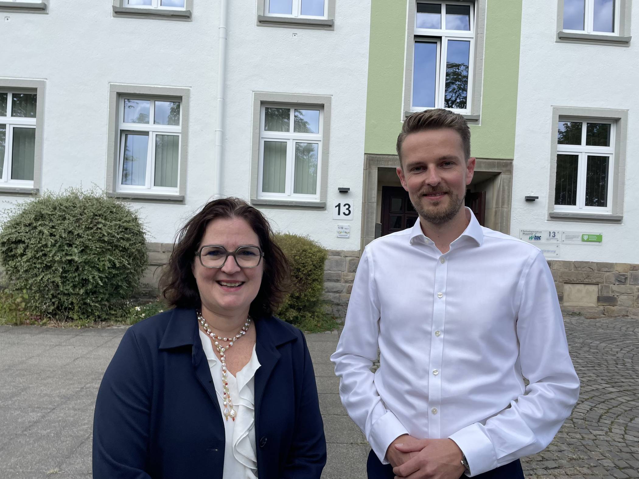   Eva Platz, Vorständin der Wuppertaler Wirtschafsförderung, und Hendrik Bartels, der dort seit 1. Mai als Projektmanager Einzelhandel &amp; Innenstadt arbeitet, wollen die Wuppertaler Innenstädte voranbringen.  