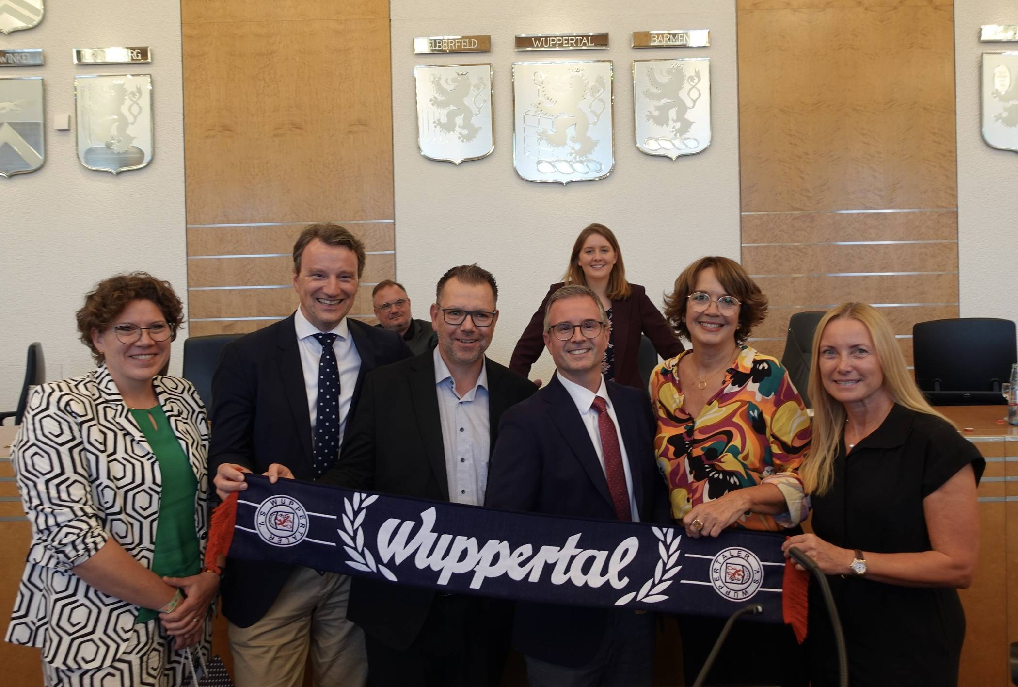  Sieben auf einen Streich: Die Stadtspitze Wuppertals ist wieder komplett. 