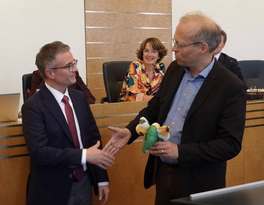  Ulrich T. Christenn (Grüne, rechts auf dem Foto) übergibt Christian Wolf einen Tuffi-Elefanten als Willkommensgeschenk. 