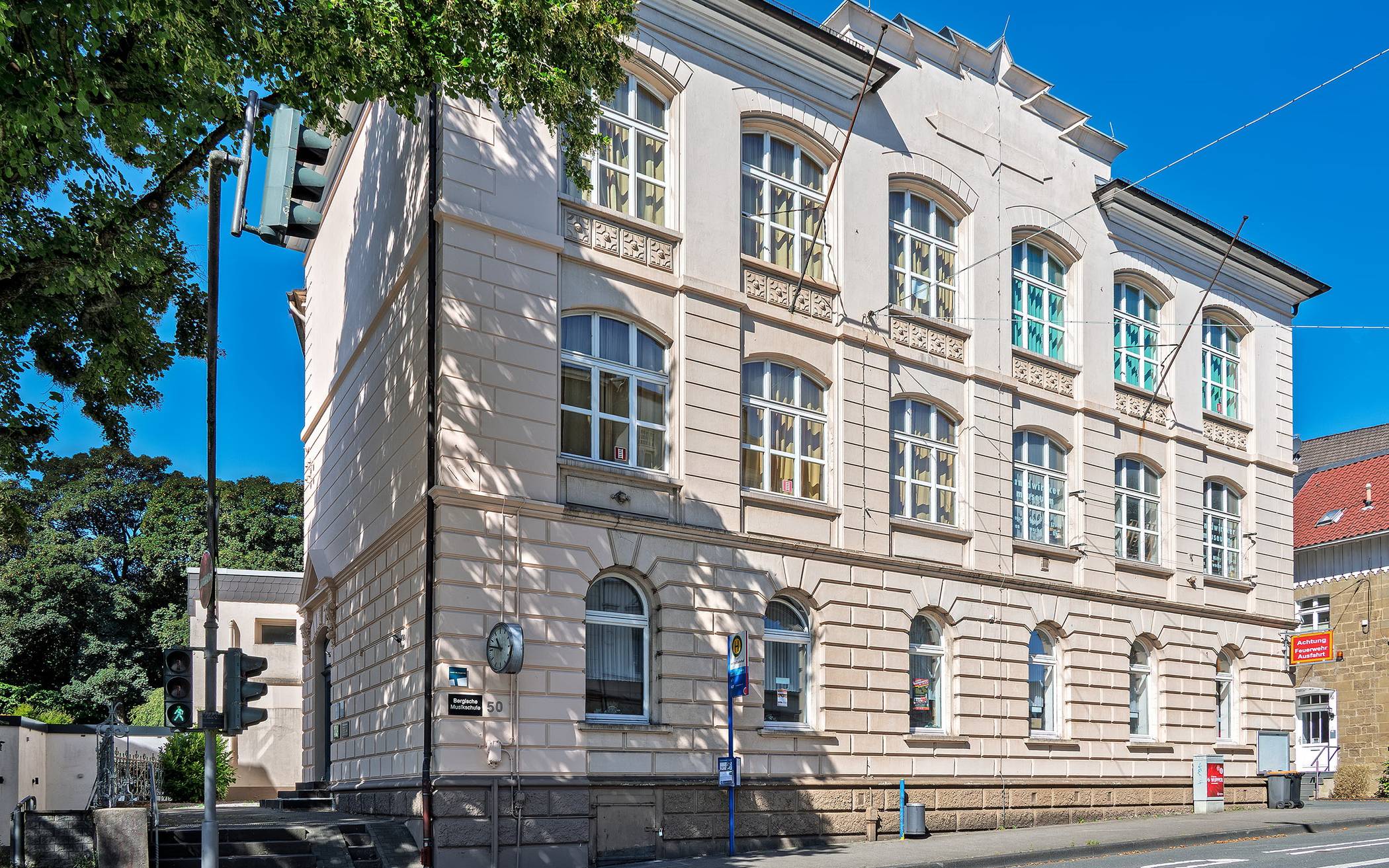 Die Giebelseite des Bandwirkermuseums strahlt wieder