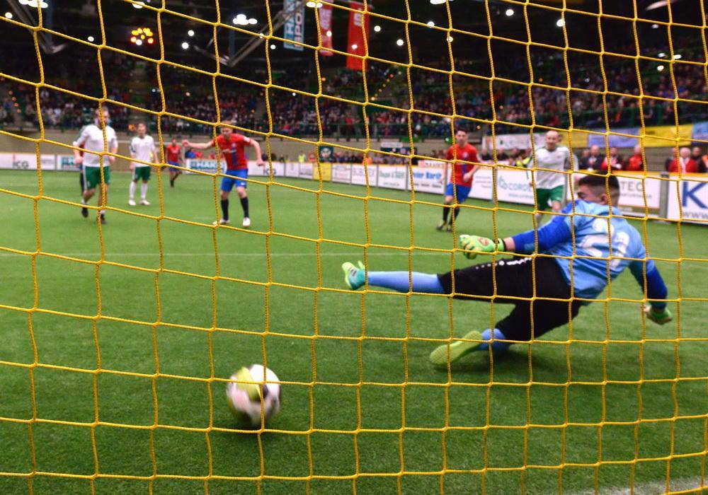  Auch 2019 liegt in der Uni-Halle wieder feiner Kunstrasen. 