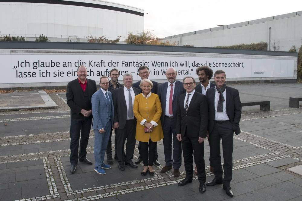  Von li.: Erhard Grundl, Helge Lindh, MdB Wahlkreis Wuppertal I (SPD-Fraktion), Salomon Bausch, Jürgen Hardt, Matthias Nocke, Kulturdezernent, Elisabeth Motschmann, Dr. Johannes Slawig, Andreas Mucke, Ismael Dia (Leiter des „Pina Bausch Archivs“) und Martin Rabanus. 