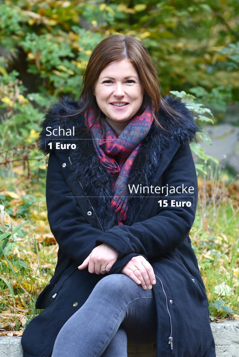 Im Sozialkaufhaus hängt das, was andere nicht mehr haben wollen. Eine Winterjacke für 15 Euro, ein schöner Schal für 1 Euro.  