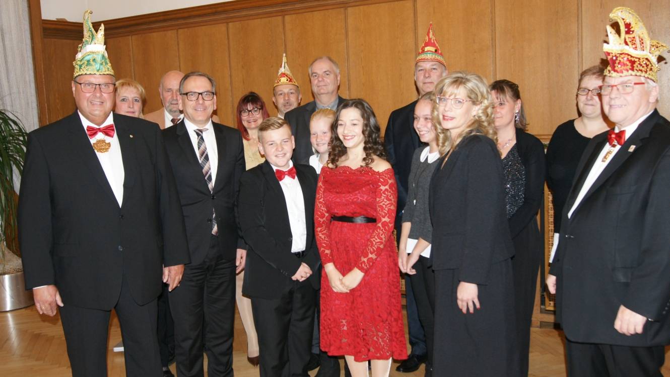  Beim Rathaus-Empfang für das Kinderprinzenpaar Leon II. und Lilly I. waren Prinz Stephan I. und seine Prinzessin Sabine I. auch schon mit von der Partie. Ganz rechts Wilfried Michaelis, Präsident des „Carneval Comitee Wuppertal“. 