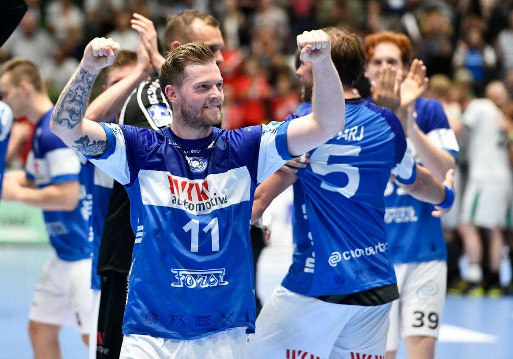  Dauerpose: Torjäger Arnor Gunnarsson konnte auch in der Wuppertaler Uni-Halle mit den Teamkollegen feiern. 