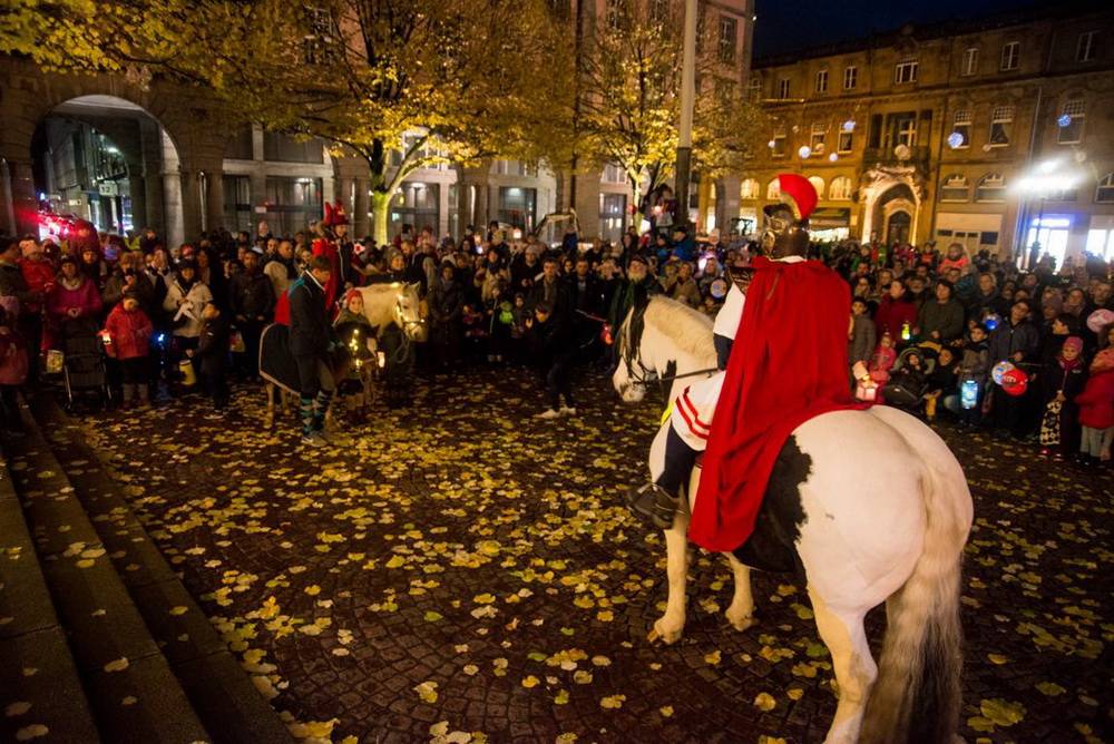 Die Amkunft vor dem Rathaus. 