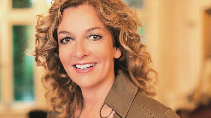  Bettina Tietjen hat ein Buch über die Demenz ihres Vaters geschrieben.  