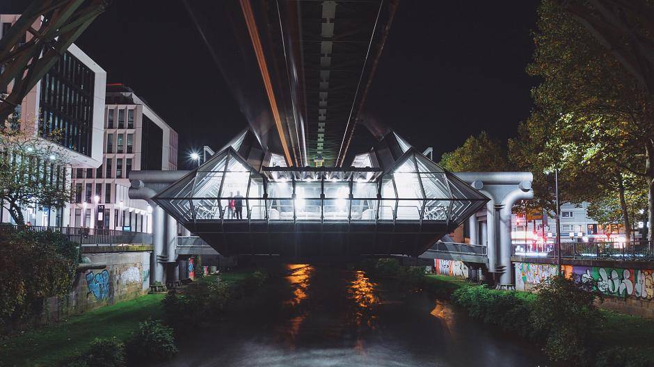 Wer sich auf den Weg ins Luisenviertel macht, kommt an diesem gläsernen Schmuckstück...