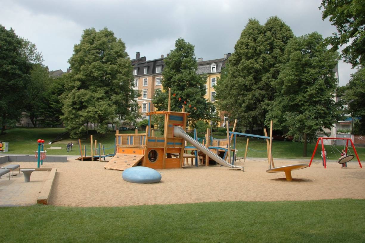  Der Spielplatz liegt in unmittelbarer Nähe der Wupper. 