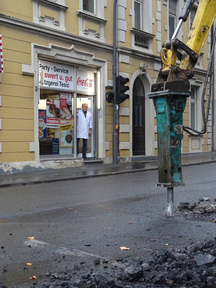  Die Metzgerei von Branko Tesic liegt direkt an der Baustelle. Bis Mittag ist geöffnet — und weil schon seit zwei Wochen die Busse nicht fahren, liefert er die Einkäufe nach Hause. 