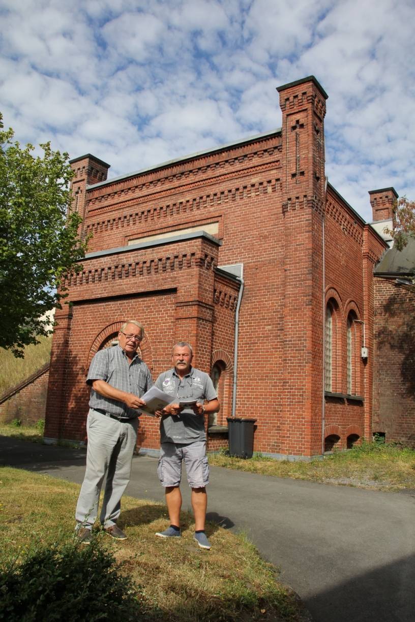  Hermann Josef Richter (links) und Axel Reuber vom Vorstand des Bürgervereins Nächstebreck vor dem historischen Wasserspeicher. 