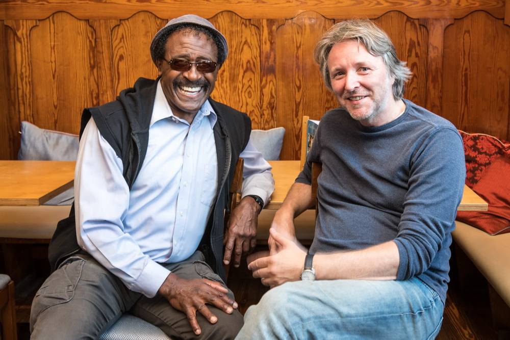  Treffpunkt „Born Café“ in Cronenberg: Frank Zappas Wegbegleiter Napoleon Murphy Brock und der Wuppertaler Komponist und Pianist Stefan Hüfner machen zusammen „¡Zappatta!“ 