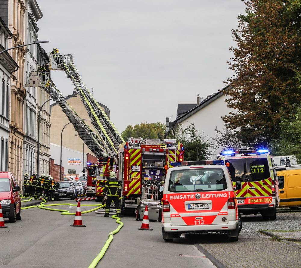  Die Feuerwehr war mit zahlreichen Einsatzkräften vor Ort. 