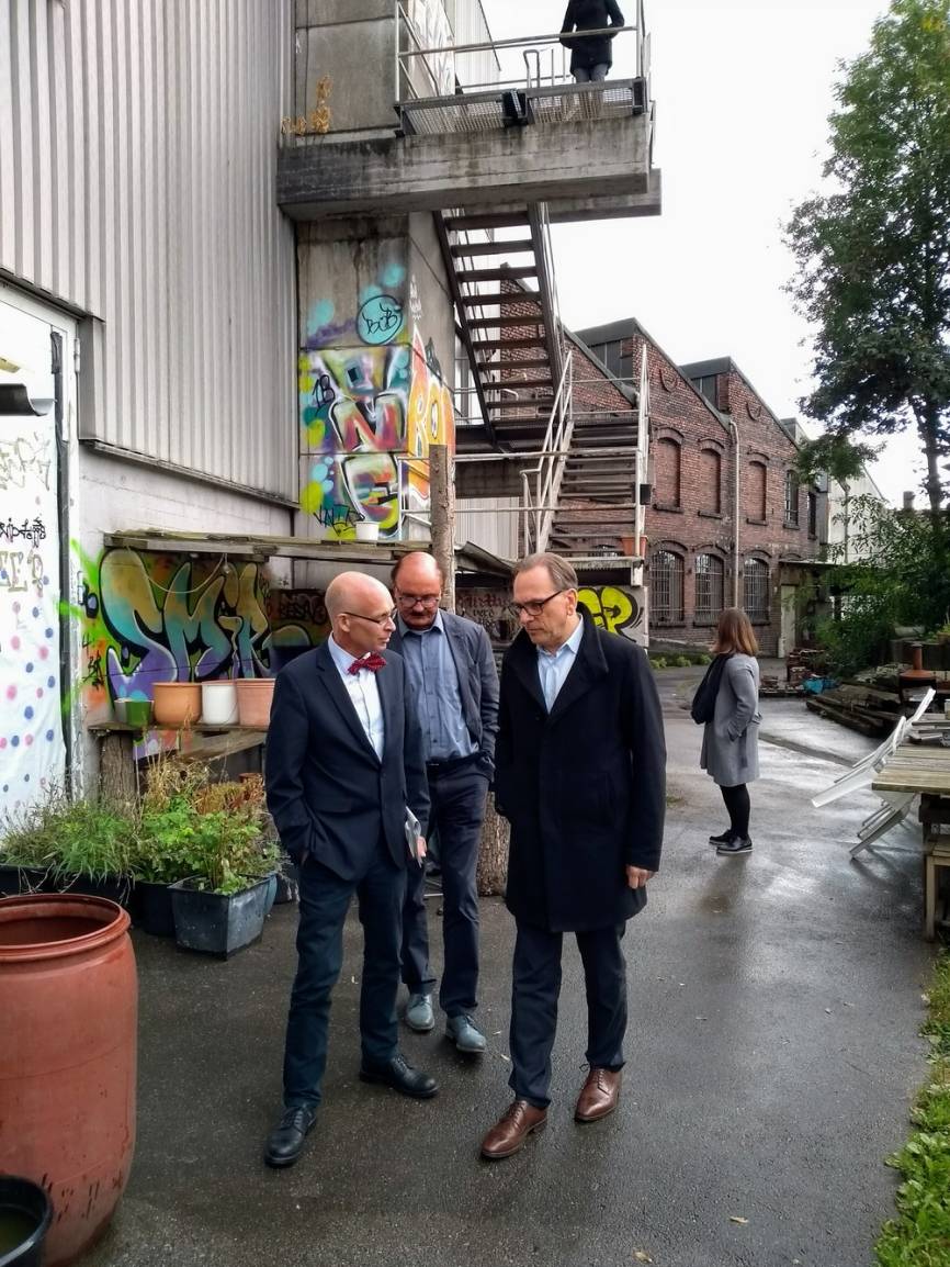  Sozialdezernent Stefan Kühn (li.), Oberbürgermeister Andreas Mucke (re.) und dessen Büroleiter Michael Telian tauschen sich beim Rundgang durch die ehemalige August-Bünger-Fabrik über die Entwicklung des „BOB Campus“ aus. 
