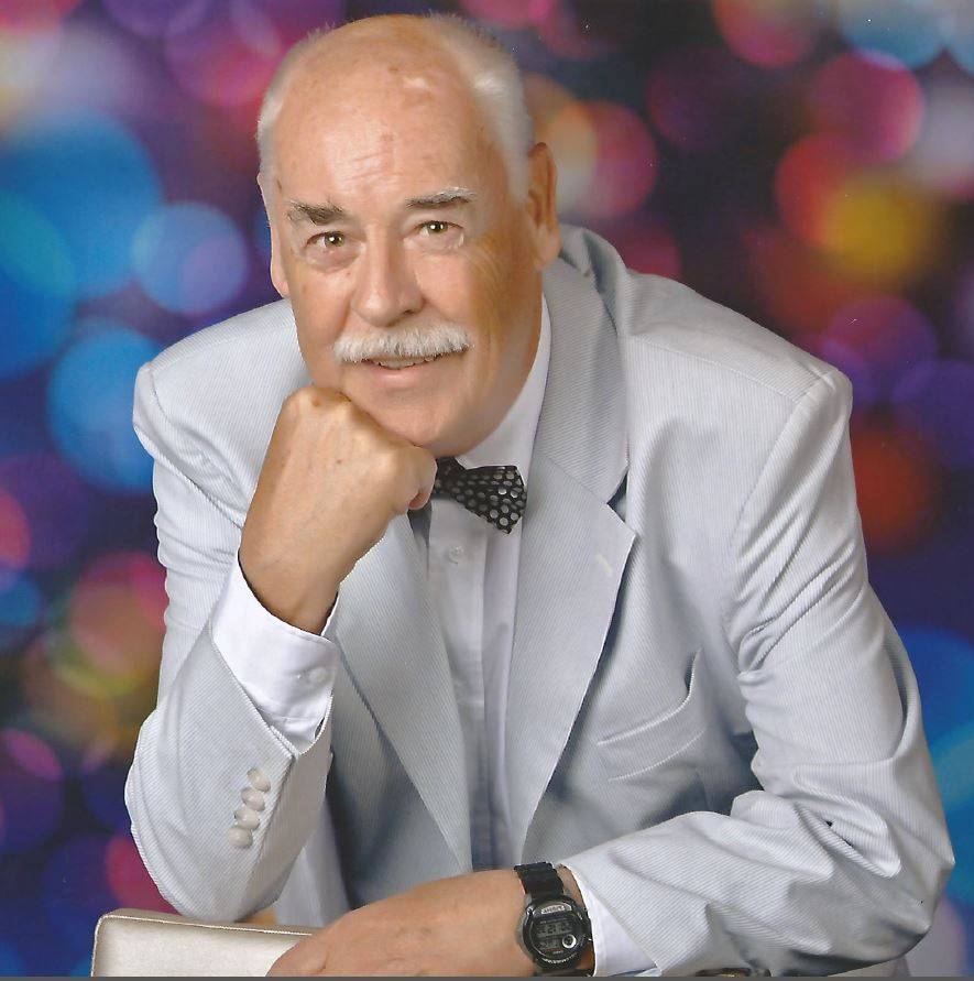  DJ Cookie heizt den Tanzenden ein.  