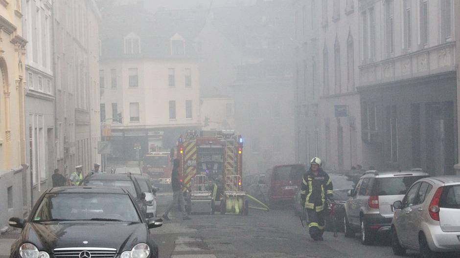 Flammen in Kfz-Reperaturbetrieb
