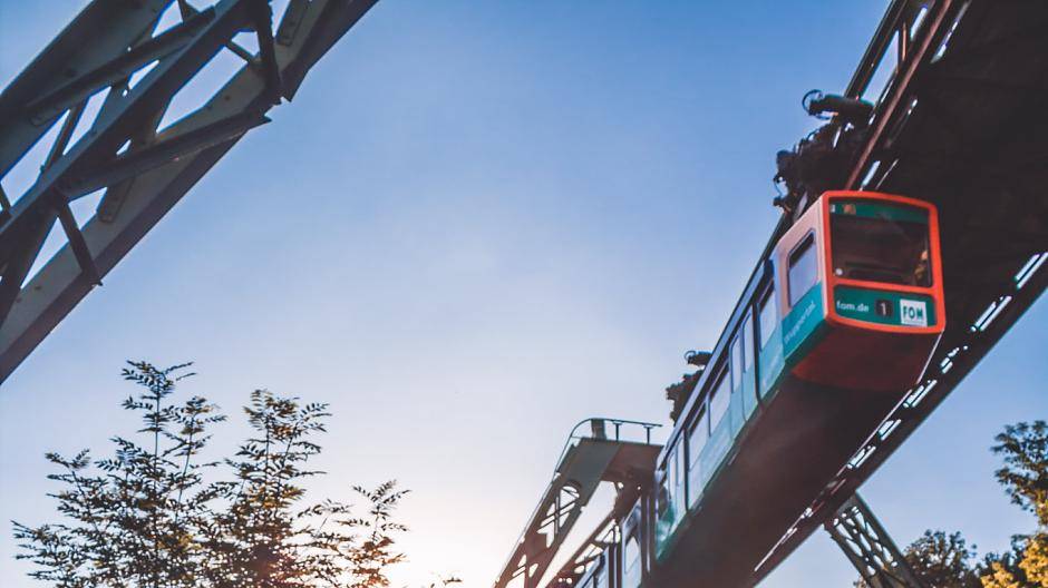 Was wäre eine Serie über Wuppertal ohne die Schwebebahn? Wer erkennt die Haltestelle...