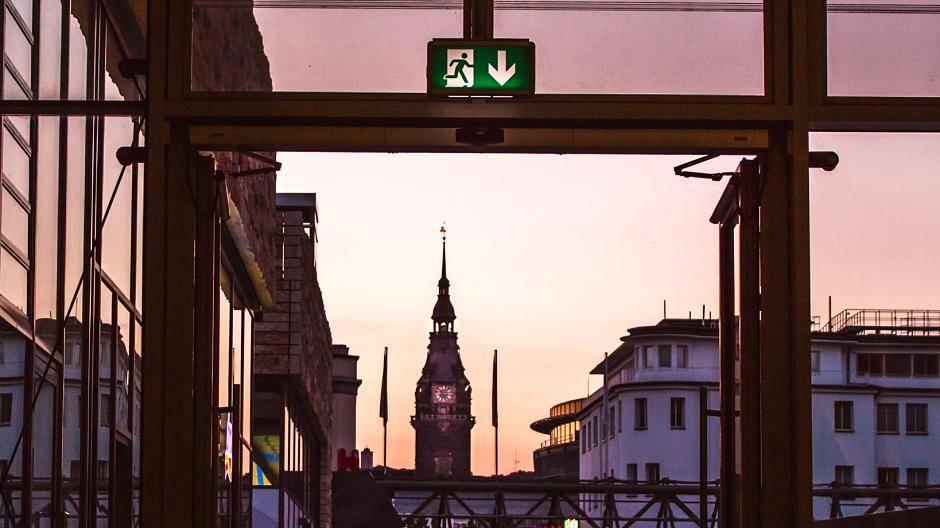 Es hat ja lang genug gedauert, aber die Bahnhofshalle ist fertig. Mit der Sicht durch...