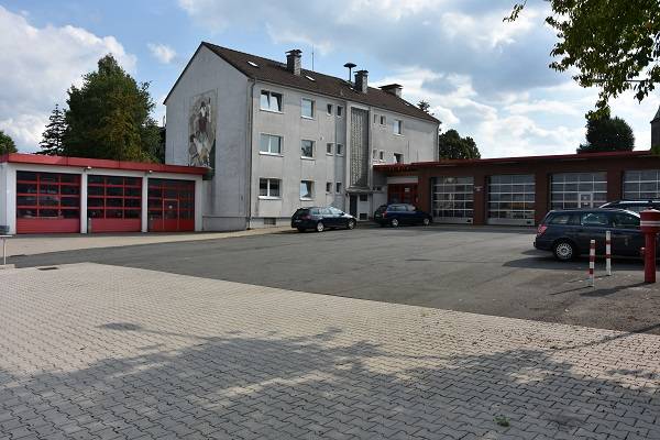 Während das Wohnhaus heute noch so steht wie vor 50 Jahren, ist der feuerwehrtechnische Bereich im 1968 errichteten Komplex zusammen mit dem Fuhrpark gewachsen. 