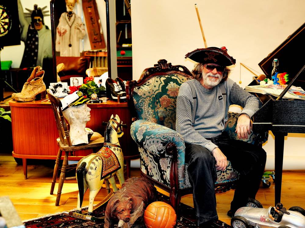  Helge Schneider hat alles wohl geordnet. 