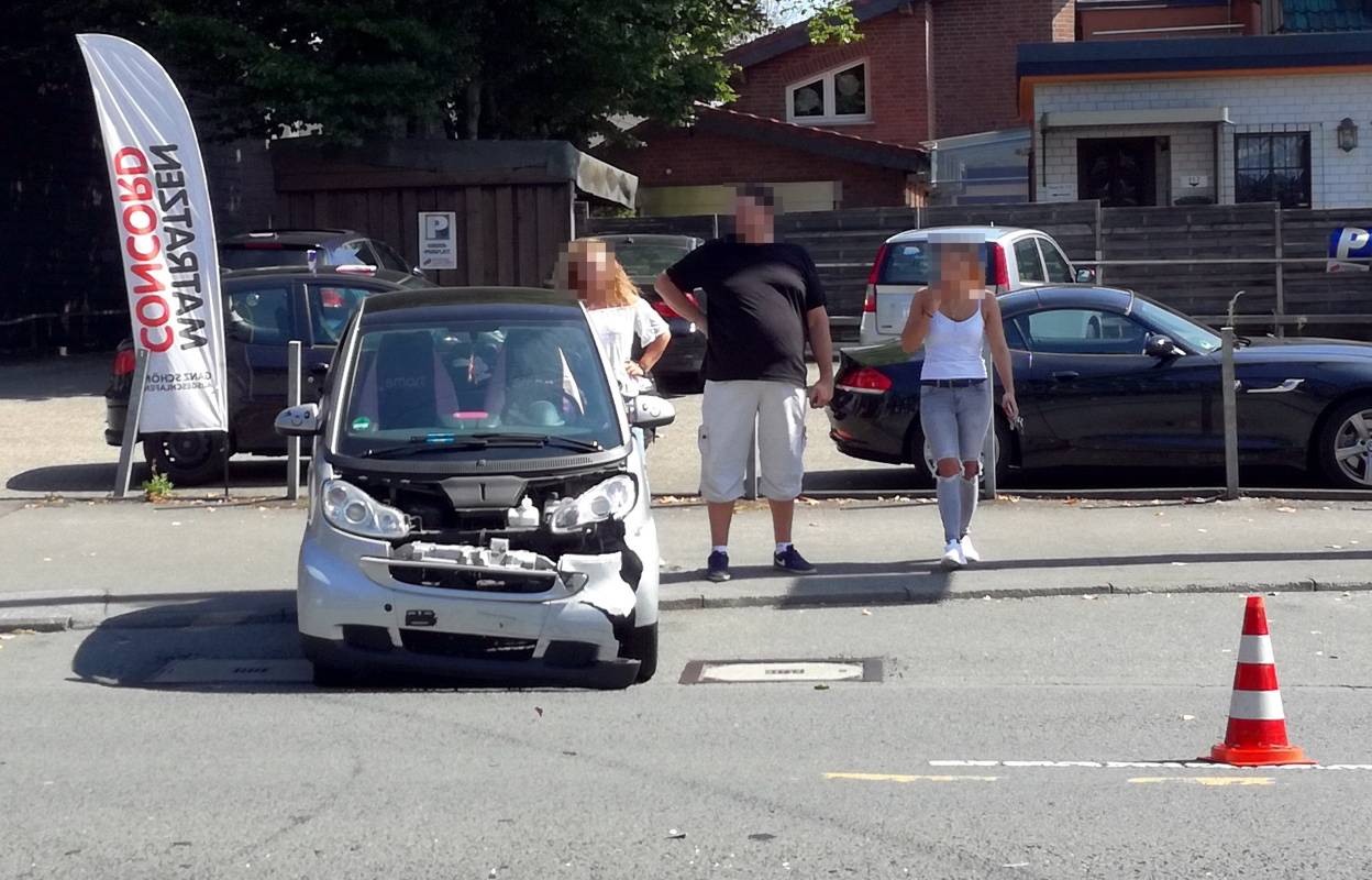  Der Smart war im Frontbereich stark beschädigt. 