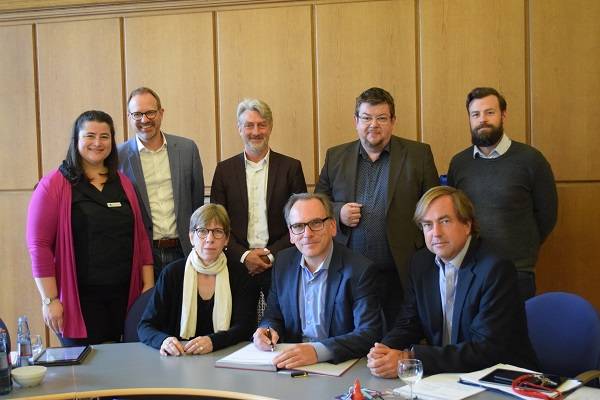  Oberbürgermeister Andreas Mucke, Eleonore Putty und Marcus Hüttermann von der ISG, in der hinteren Reihe (v.l.) Dr. Daria Stottrop (IHK), Stadtentwicklungs-Ressortleiter Fabian Bleck, Professor Johannes Busmann (Architektur-Verlag Müller + Busmann), Stadtentwicklungs-Dezernent Frank Meyer und Mathis Günther aus dem Städtebau-Ressort. 