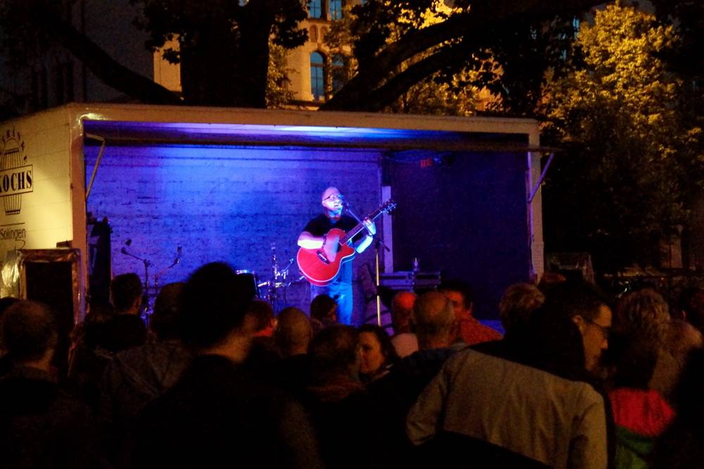  Ein Anhänger, viele Fans - die "Zweistein"-Bühne.  