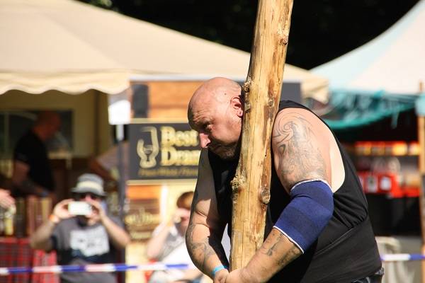 Starke Männer in fliegenden Röcken