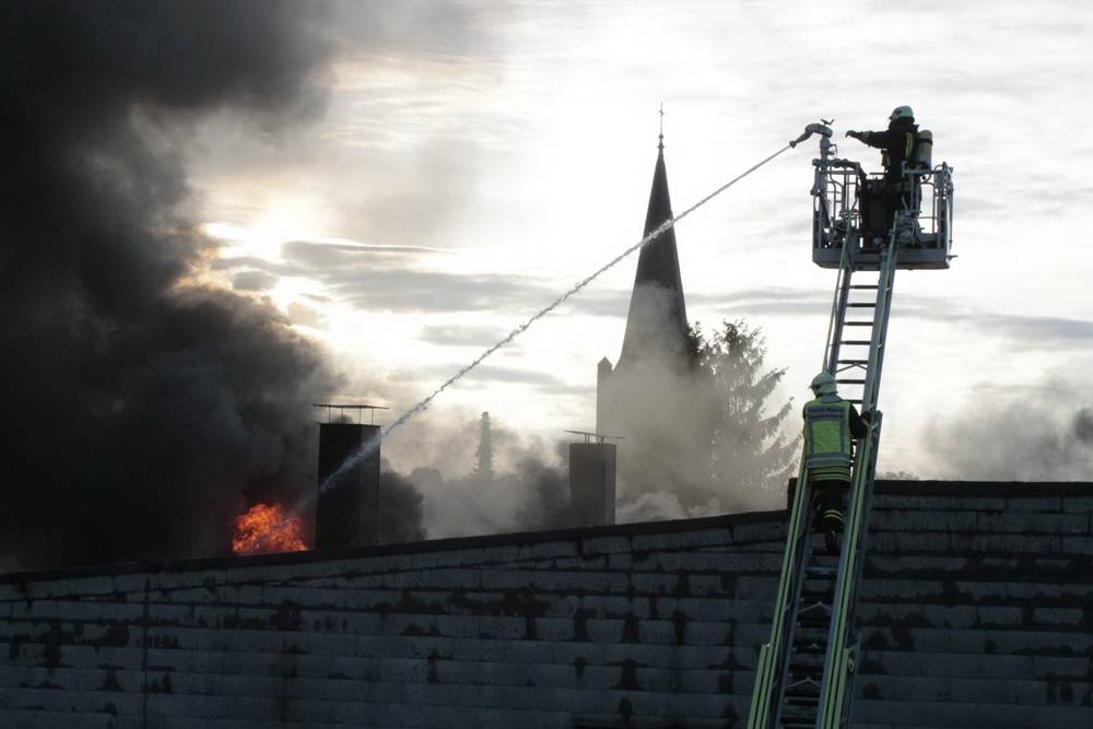  Die Feuerwehr ist noch mehrere Stunden beschäftigt. 