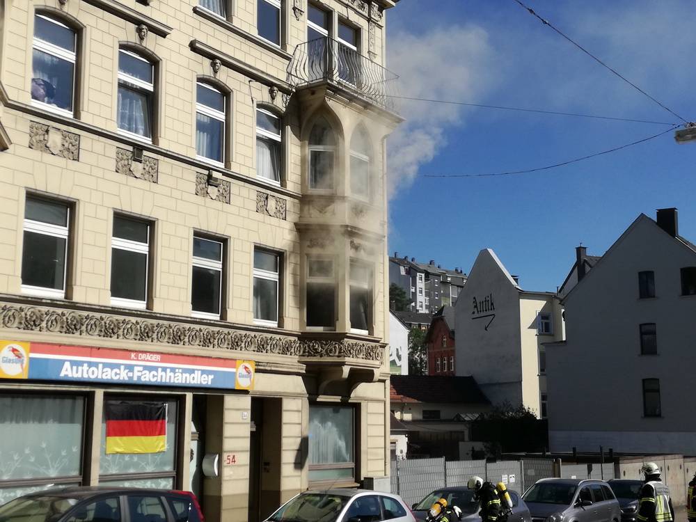  Rauch quoll aus dem Erkerfenster. 