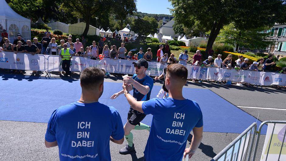 Zahlreiche Helfer unterstützten die...