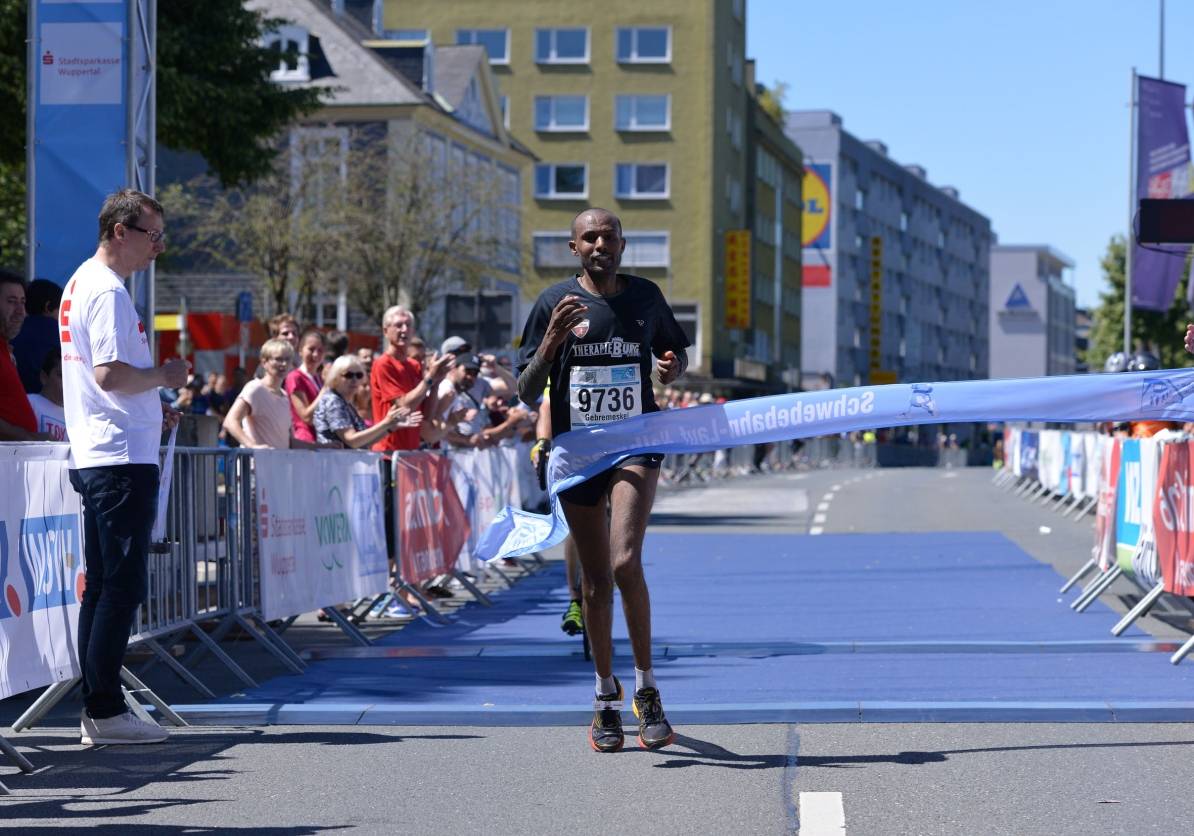 Weldey Gebremeskel setzte sich im Halbmarathon...