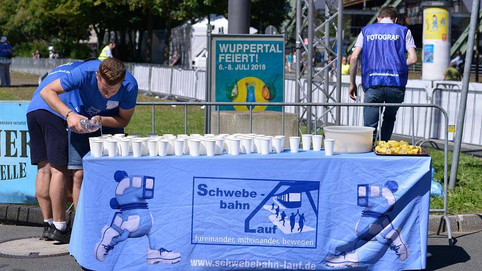 Die Becher mussten immer wieder gefüllt...