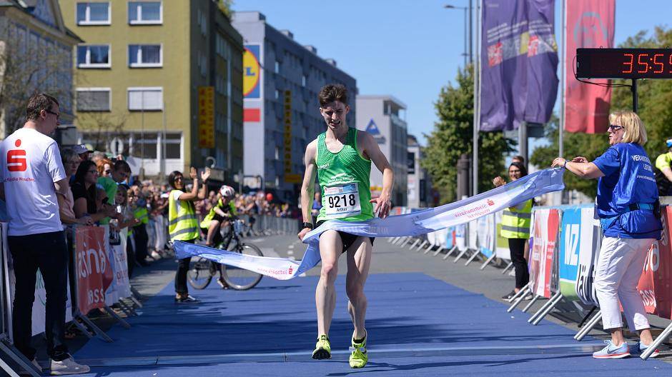 Arthur Ralenowski bei seiner Zielankunft nach zehn...