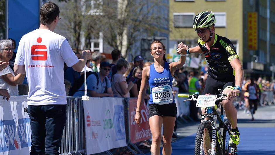 Kurz danach passierte Katharina Urbainczyk als schnellste Frau nach zehn Kilometern die...