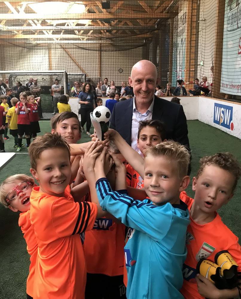  WSW mobil-Geschäftsführer Ulrich Jaeger mit dem Gewinnern von den Südhöhen. 