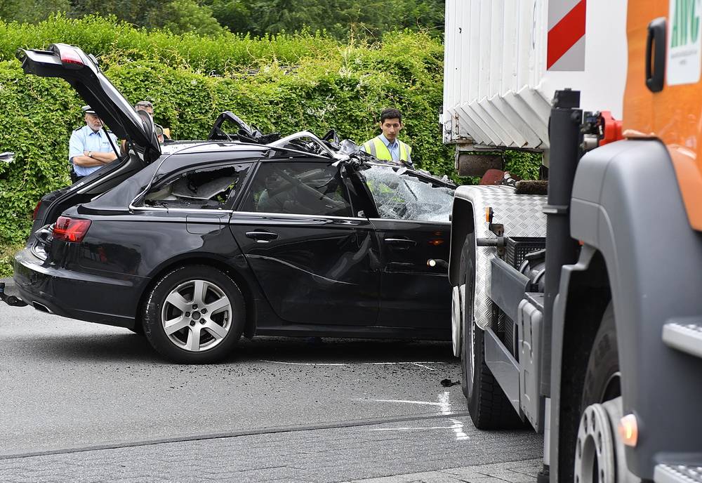 Autodach aufgeschlitzt