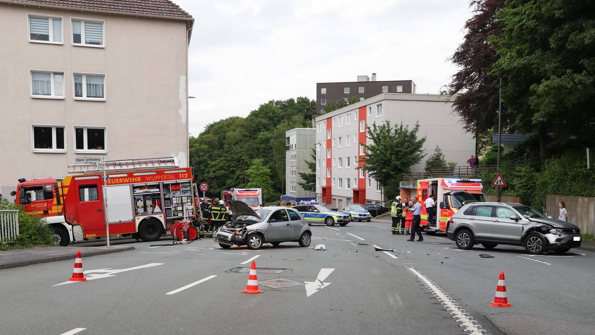  Beide Wagen waren deulich beschädigt. 
